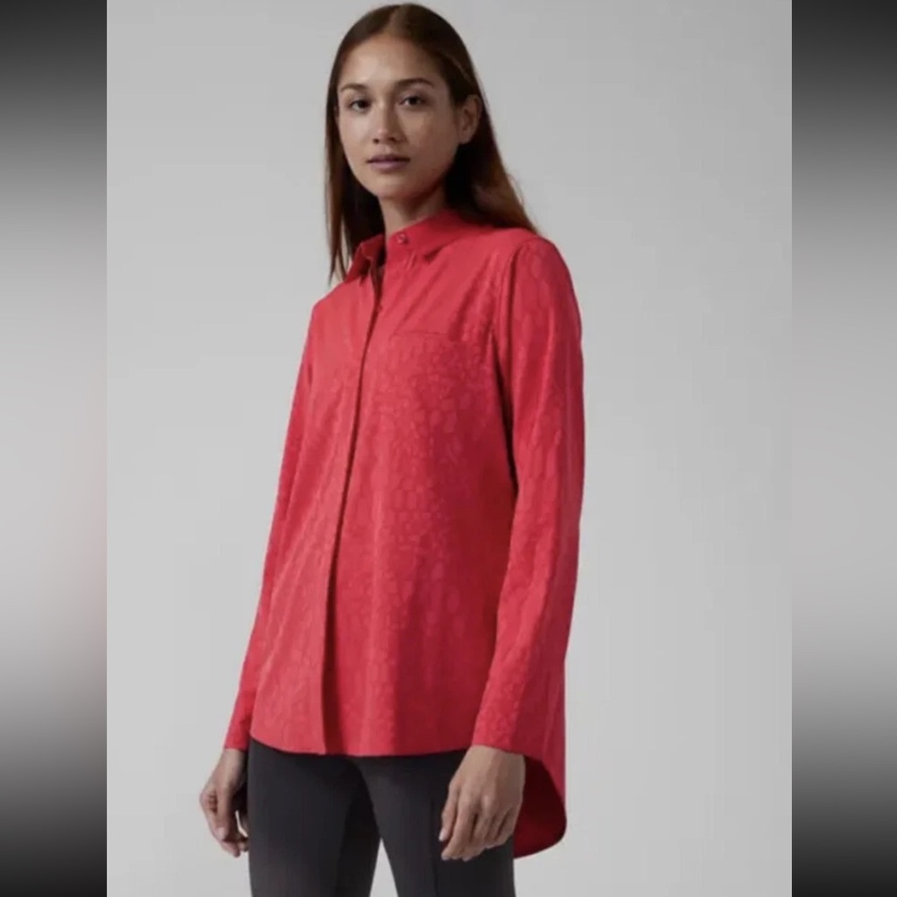 Athleta Urbanite Textured Matador Red Shirt Blouse XS Long Sleeve Animal Print